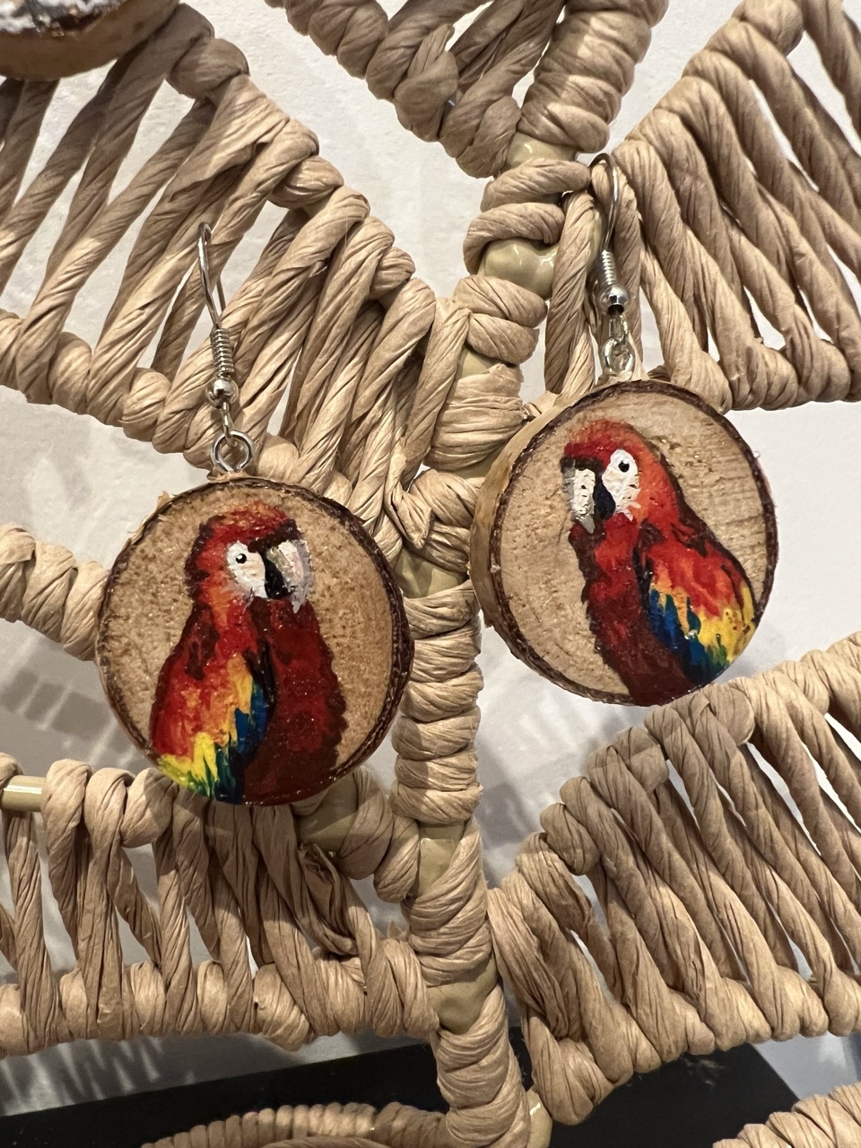 Boucles d'oreilles en bois peintes à la main, ornées d'un perroquet ara
